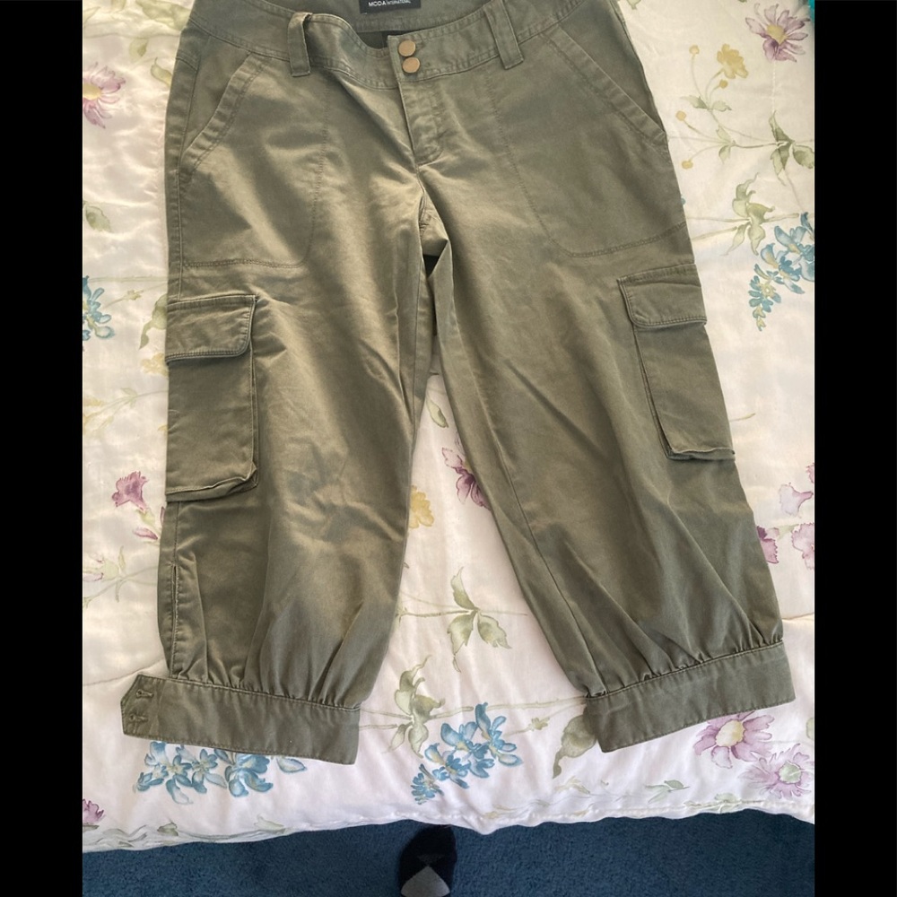 Moda international olive green capri
